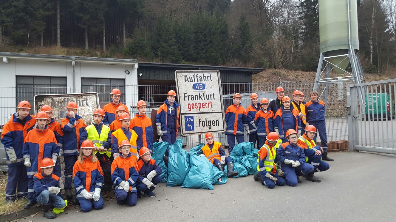Jugendfeuerwehr hilft bei Umweltaktion