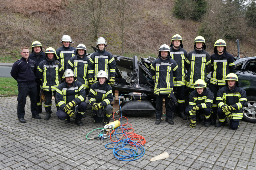 Feuerwehr-Grundausbildung nach über 200 Stunden bestanden