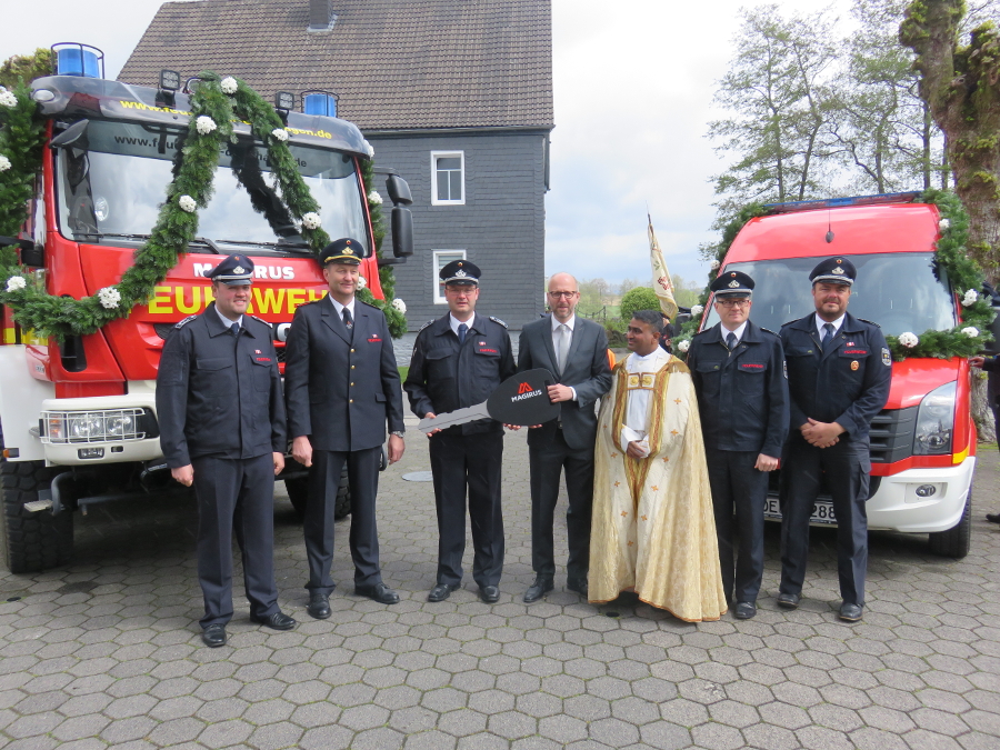 Florianstag mit Fahrzeugweihe – Neue Fahrzeuge feierlich übergeben.