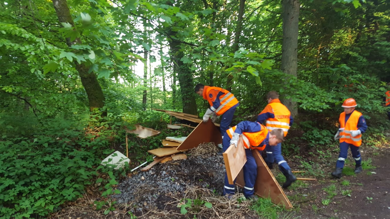 Jugendfeuerwehr macht mit bei Umweltaktion