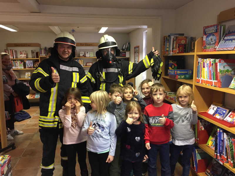 Feuerwehr Drolshagen unterstützt beim Projekt „Lesehelden“
