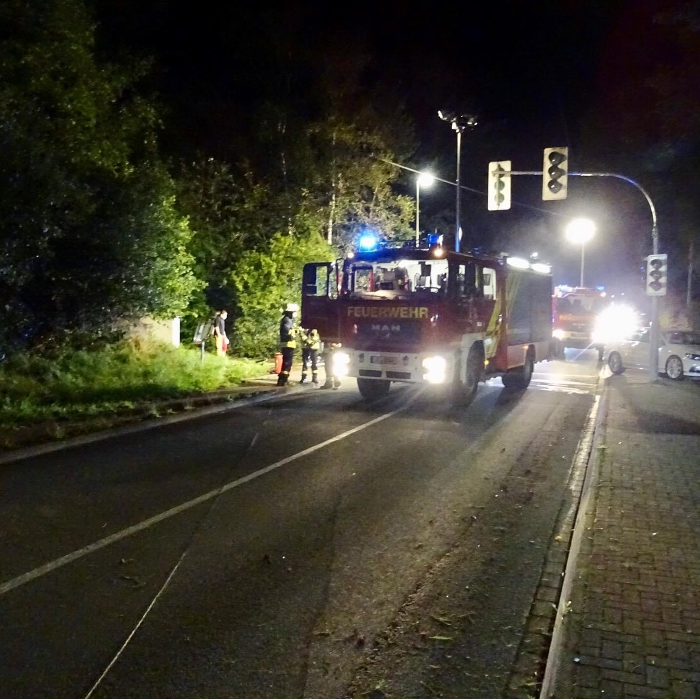 Verkehrsunfall mit PKW:eingeklemmte Person