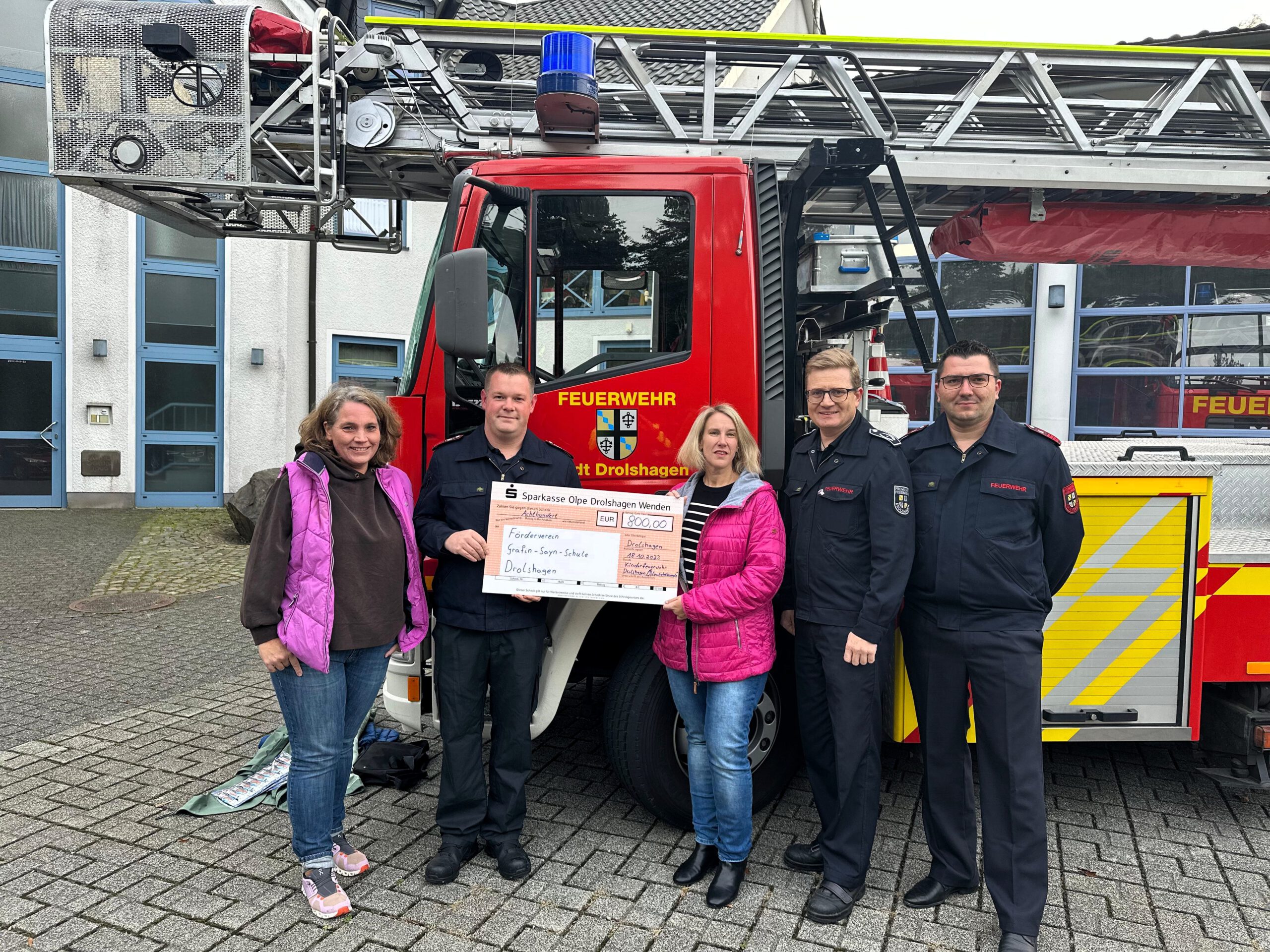 Blaulichtbande spendet 800 EUR an Grundschule