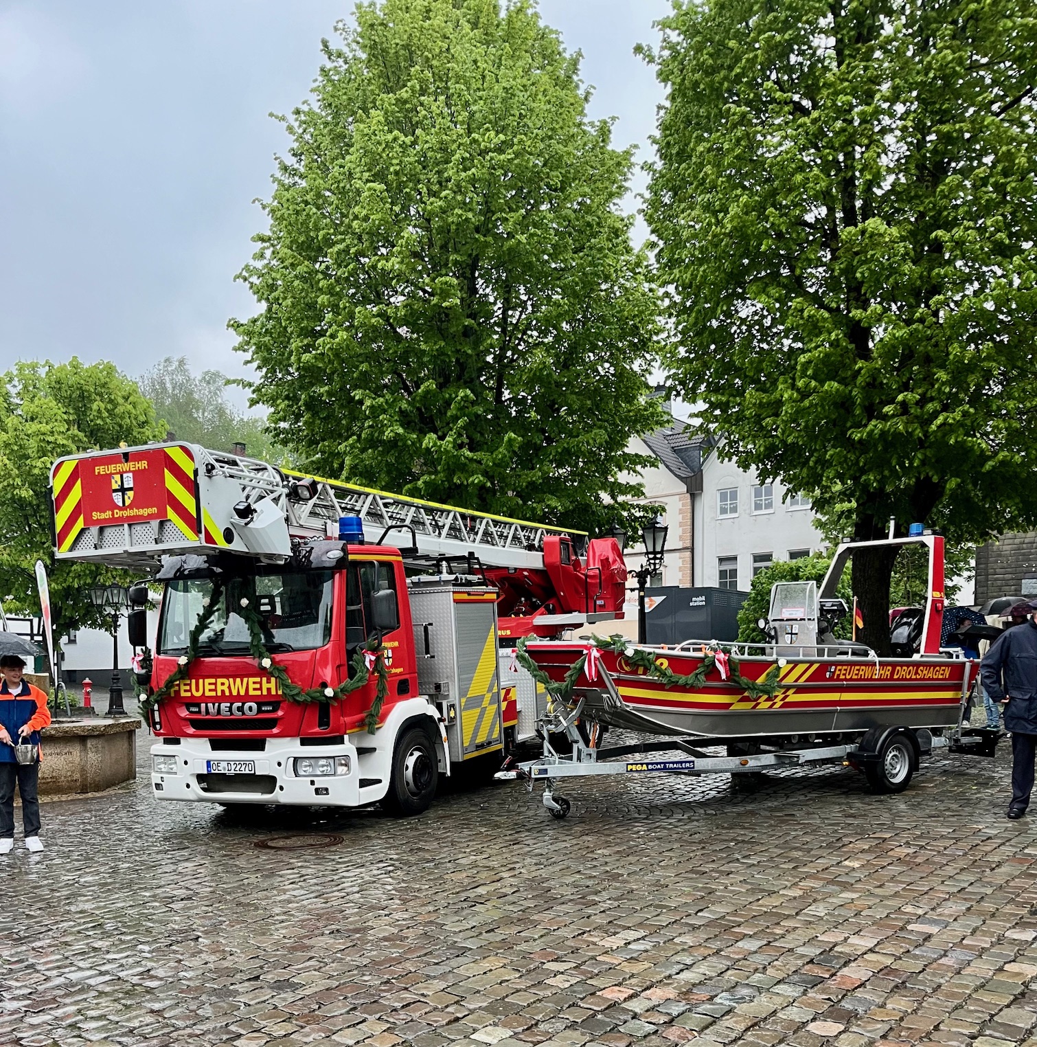 Drehleiter und Mehrzweckboot gesegnet und offiziell im Dienst